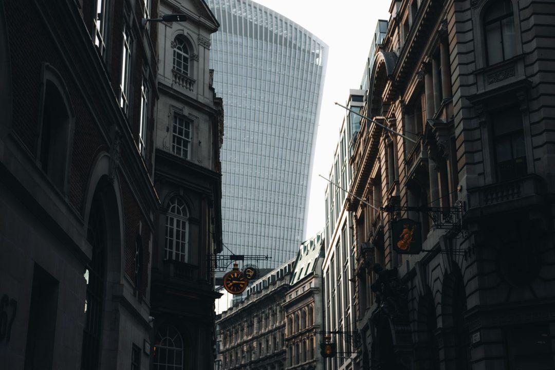 UK Taps Six Banks for First Digital Gilt Test in 2027