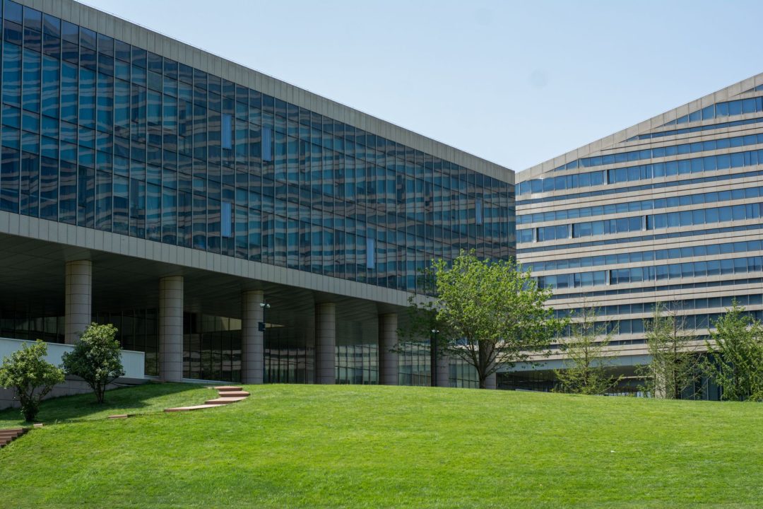 Tokenized Apple and Tesla Shares Hit Solana: The Settlement Angle